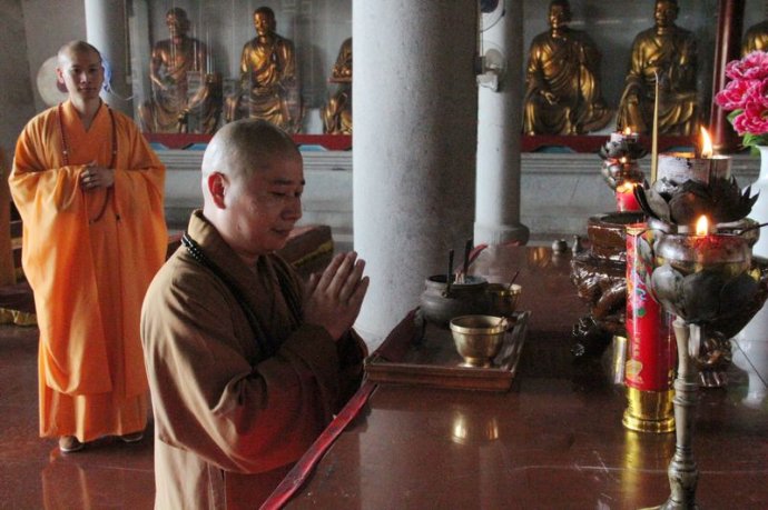 上则下悟大和尚礼佛