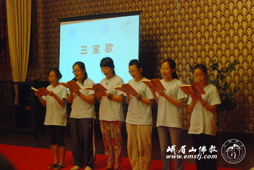 演唱《三宝歌》