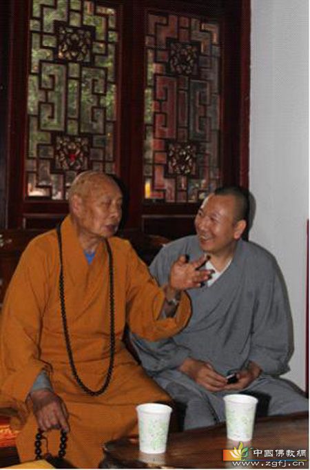 洪法法师与清德长老亲切交谈