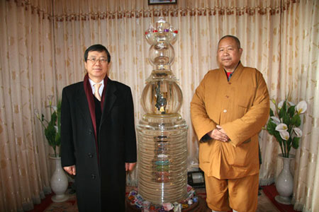 草堂寺方丈谛性法师陪同全哉垣总领事拜谒了鸠摩罗什舍利塔,宏林法师