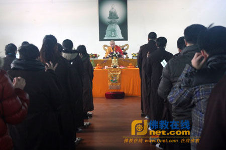 求受三皈五戒及八关斋戒的信众 求受三皈五戒及八关斋戒的信众