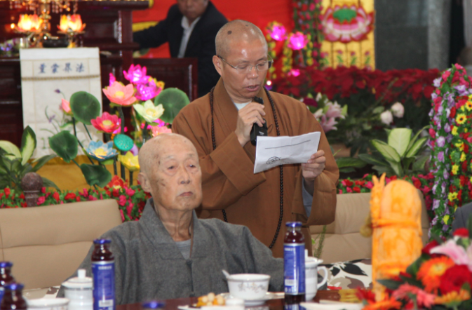德林长老法师及居士千余人齐聚高旻寺为老和尚祝寿庆典现场