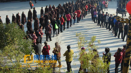 念佛广场上三宝弟子虔诚恭诵“南无观世音菩萨”圣号经行念佛