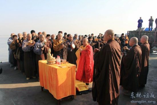 放生法会在浔阳江畔进行