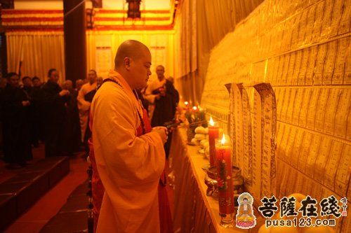 德重法师领众在法堂举行蒙山施食法会