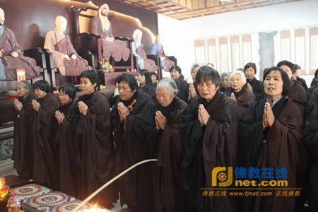 信众虔诚礼拜缅怀 信众虔诚礼拜缅怀