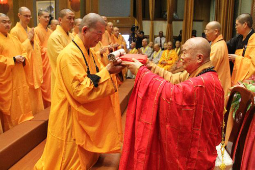 星云大师亲自传受信物予台北市佛教会理事长明光法师为临济宗第49代、佛光山第二代法子(图:人间社 陈碧云) 星云大师亲自传受信物予台湾中华国际供佛斋僧功德会理事长净耀法师为临济宗第49代、佛光山第二代法子(图:人间社 陈碧云)