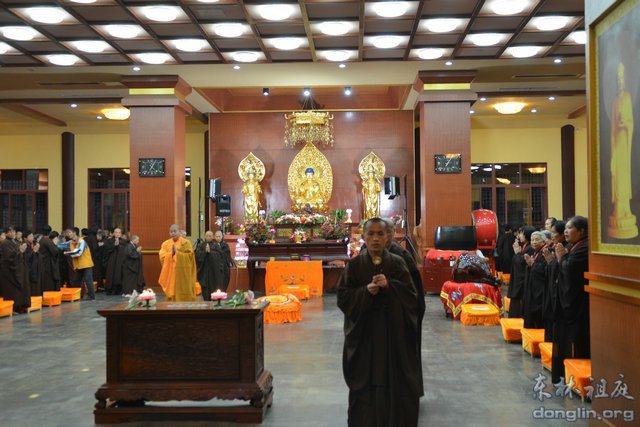 法师开示结束后，各堂口净业行人开始夜间经行念佛