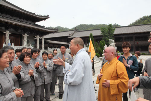 参访团一行参加了禅宗早课,并聆听了百丈禅寺住持顿雄法师关于居士参
