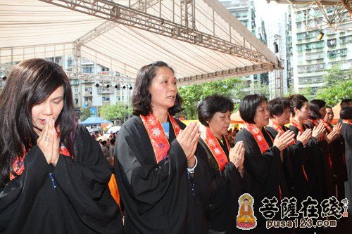 参加法会的居士 参加法会的居士