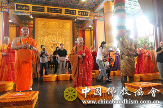 传印会长、香根·巴登多吉副会长、祜巴龙庄勐副会长,分别代表三大语系佛教主法 传印会长、香根·巴登多吉副会长、祜巴龙庄勐副会长,分别代表三大语系佛教主法