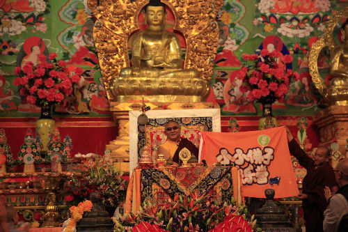 嘎玛仁波切为小小佛子夏令营授营旗 嘎玛仁波切为小小佛子夏令营授营旗