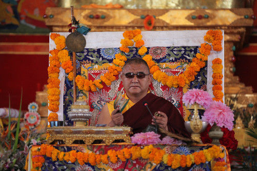 嘎玛仁波切主持法会 嘎玛仁波切主持法会