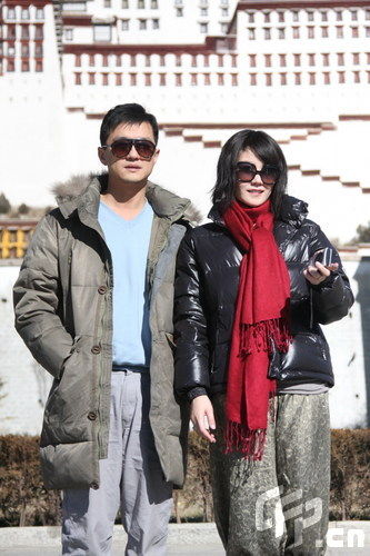 王菲、李亚鹏在布达拉宫前合影