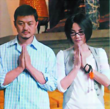 王菲与李亚鹏昔日礼佛合影