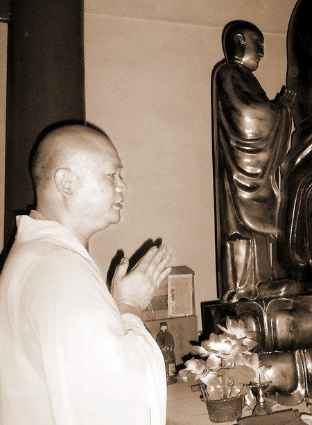 法眼寺四周青山环抱,细水长流,门前几百米处有几百亩大的无念湖.