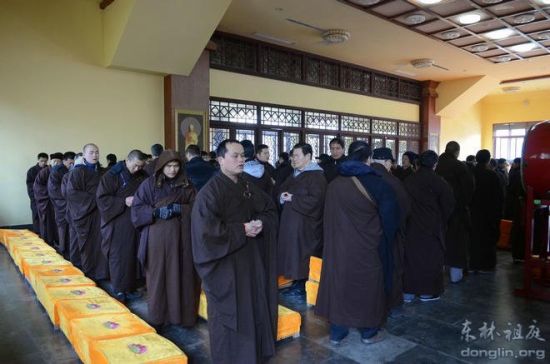 与会法众深信切愿，念佛经行