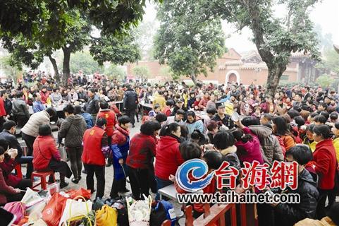 昨天又是农历腊月廿六,也是泉州开元寺历史悠久的勤佛日。成千上万携家带口的市民来泉州西街开元寺烧香、吃斋面祈福,热闹的人气中,也透露出一股越来越浓的年味。