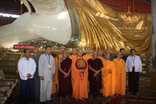 代表团成员在卧佛下合影