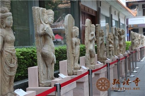 16尊唐朝风格的浮雕飞天，神态从容，姿态优美，广度有缘