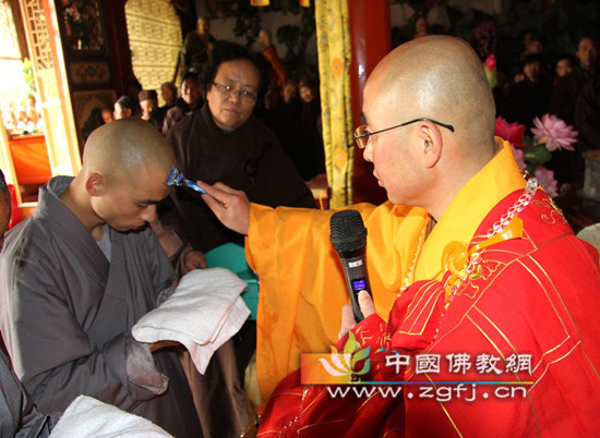 金刀剃下娘生发  除却尘劳不净身