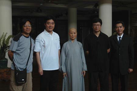 远看是佛,近看是爱