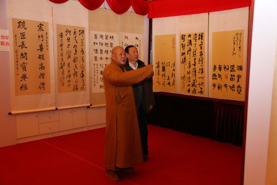 秋爽法师陪同王在郑副局长参观书法展