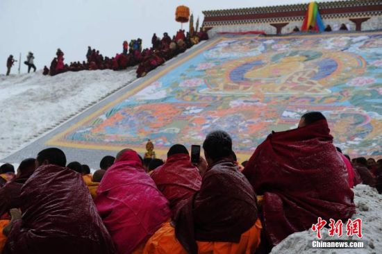 甘肃郎木寺举行盛大晒佛节