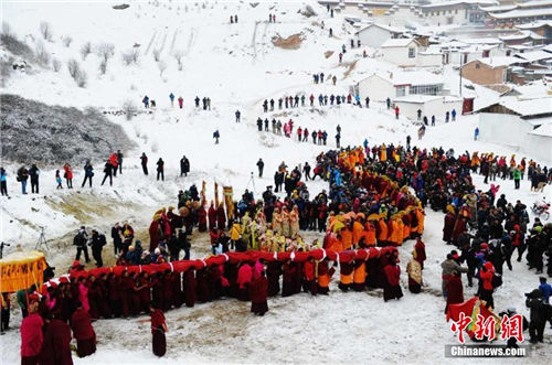 甘肃郎木寺举行盛大晒佛节