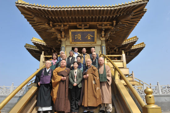 在金顶合影