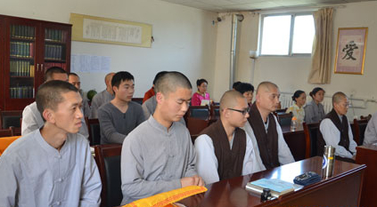 学员们认真聆听开示