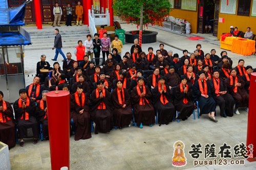 参加法会的信众们