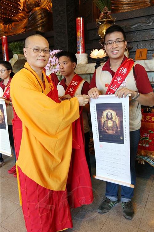 千位青年佛光山三步一拜朝山礼佛 体验登高自谦修行