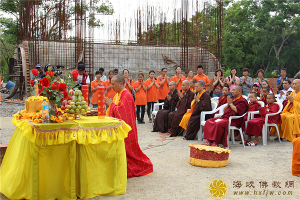 重庆长寿菩提寺于尼泊尔蓝毗尼圣园恭请圣火 尼泊尔中华寺向其赠送礼物