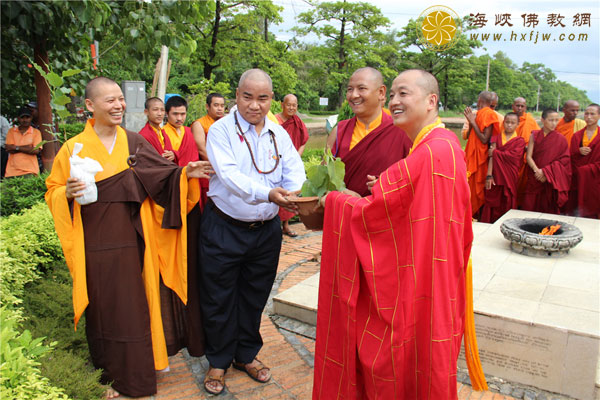 重庆长寿菩提寺于尼泊尔蓝毗尼圣园恭请圣火 尼泊尔中华寺向其赠送礼物