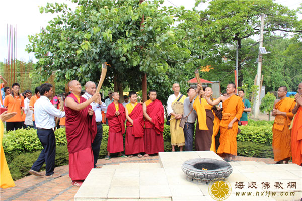 重庆长寿菩提寺于尼泊尔蓝毗尼圣园恭请圣火 尼泊尔中华寺向其赠送礼物