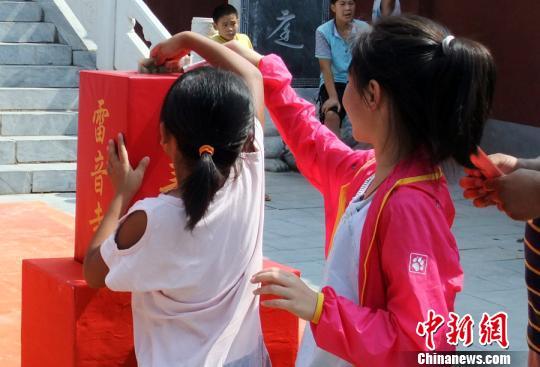 河南鲁山一深山寺院为贫困大学生募捐