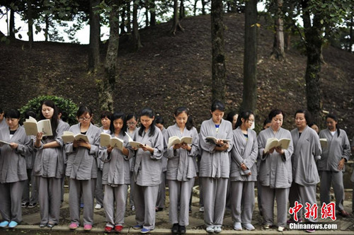 探访:江西九江庐山白领“禅修营”