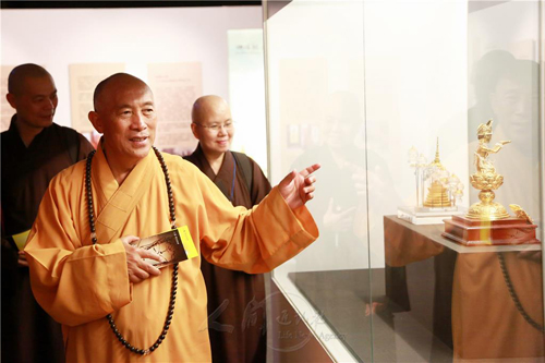 台湾灵鹫山心道法师上佛光山礼座星云大师