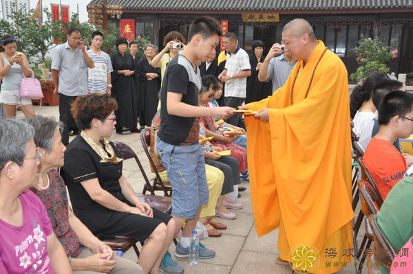 江阴君山寺举行“扶贫助学,关注未来”慈善助学金发放仪式