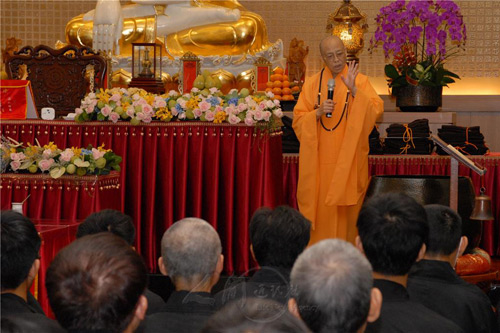 慈容法师特地亲自示范，教导“合掌”、“放掌”、“问讯”、“供香”、“顶礼”等礼仪