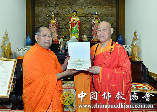 道慈法师荣获泰国摩诃朱拉隆功大学荣誉博士学位.jpg