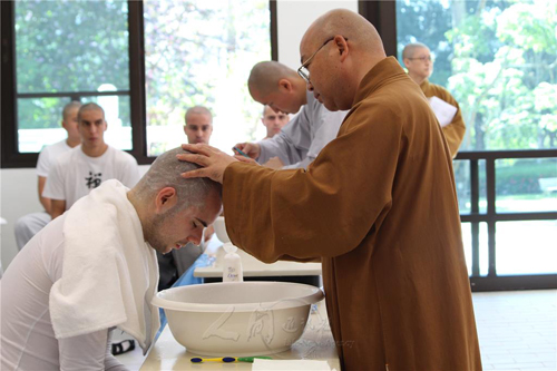 心保和尚亲自为新戒剃头