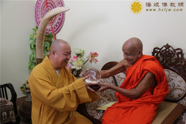 印顺大和尚应邀参访斯里兰卡第一僧王及佩拉德尼亚大学校长 受到僧俗两众的热情接待