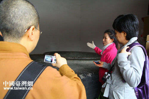 在菩萨顶,解说员向采访团作讲解