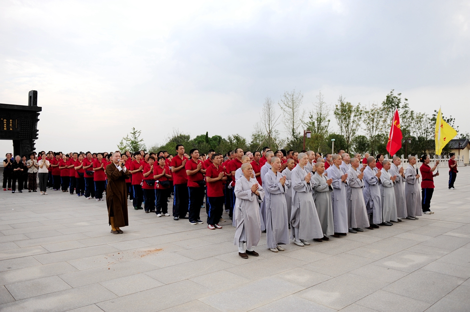 黑龙江愿海寺大愿之旅朝圣团一行朝礼东林大佛