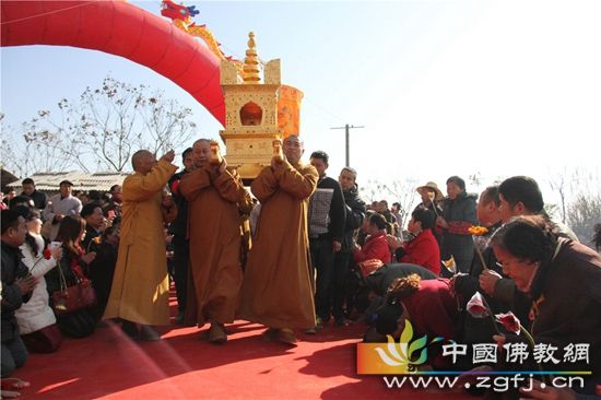 湖北浠水胜乘寺迎请本焕长老舍利回山永久安奉