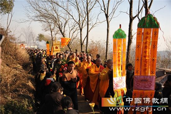 湖北浠水胜乘寺迎请本焕长老舍利回山永久安奉