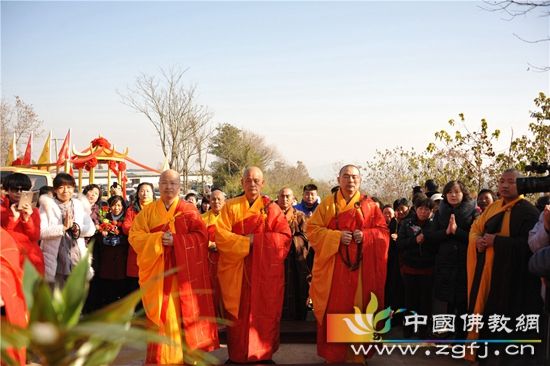 湖北浠水胜乘寺迎请本焕长老舍利回山永久安奉