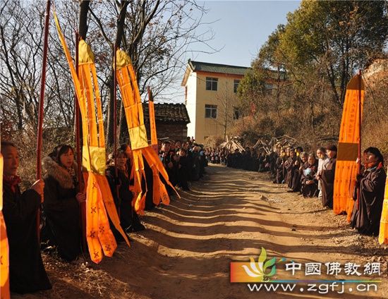 湖北浠水胜乘寺迎请本焕长老舍利回山永久安奉